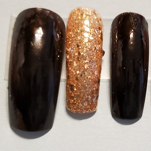 Black n Gold Nails - Picture 2 of 3